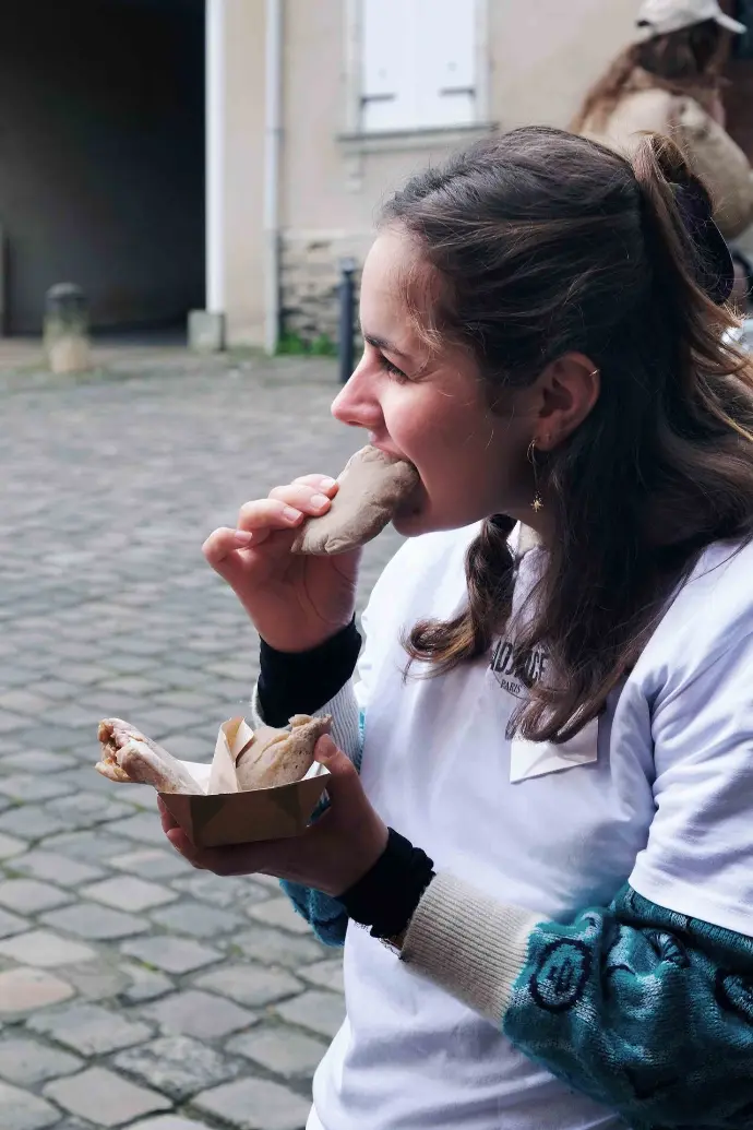 fille 2 qui mange une fouée